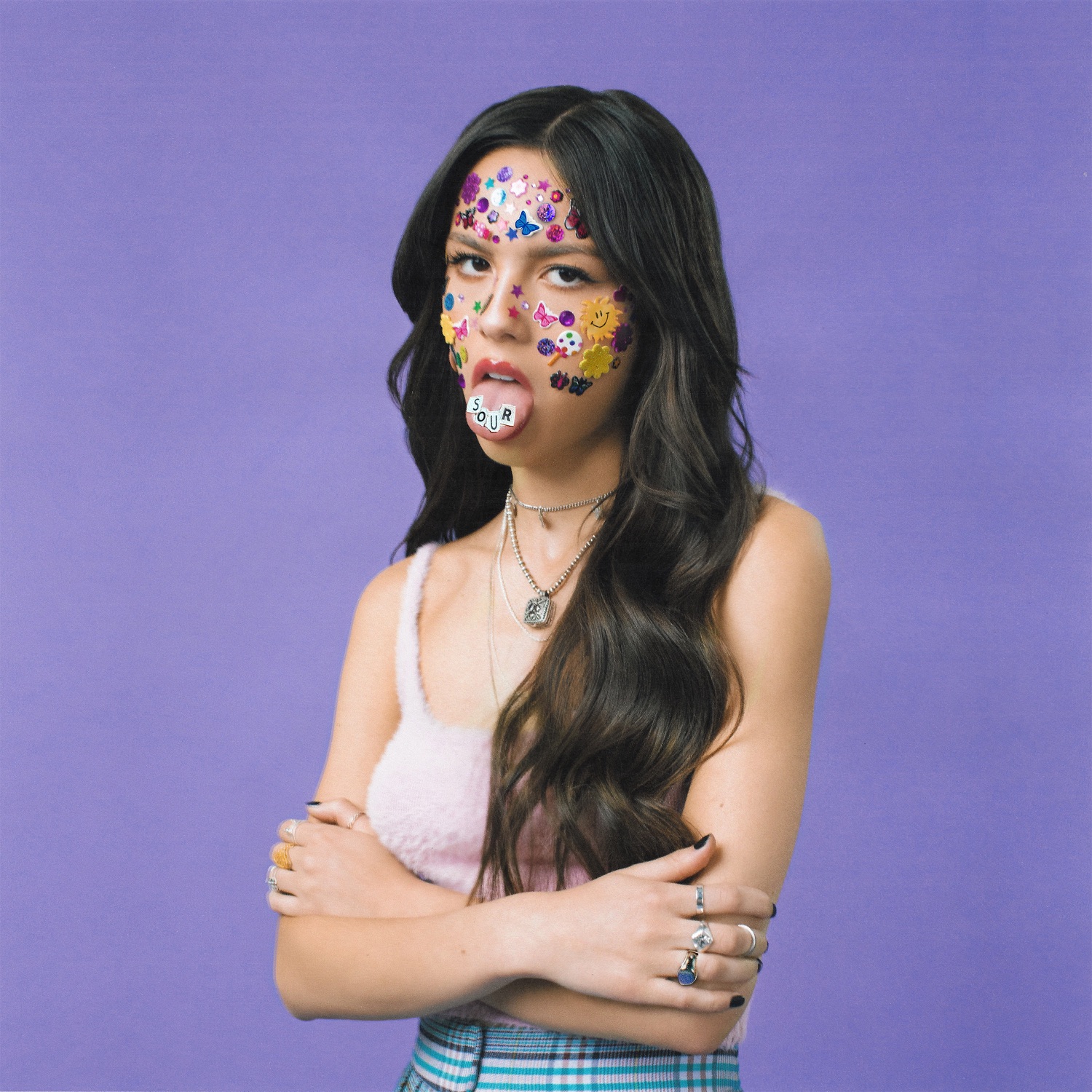 Capa quadrada de SOUR, com Olivia Rodrigo sobre fundo roxo