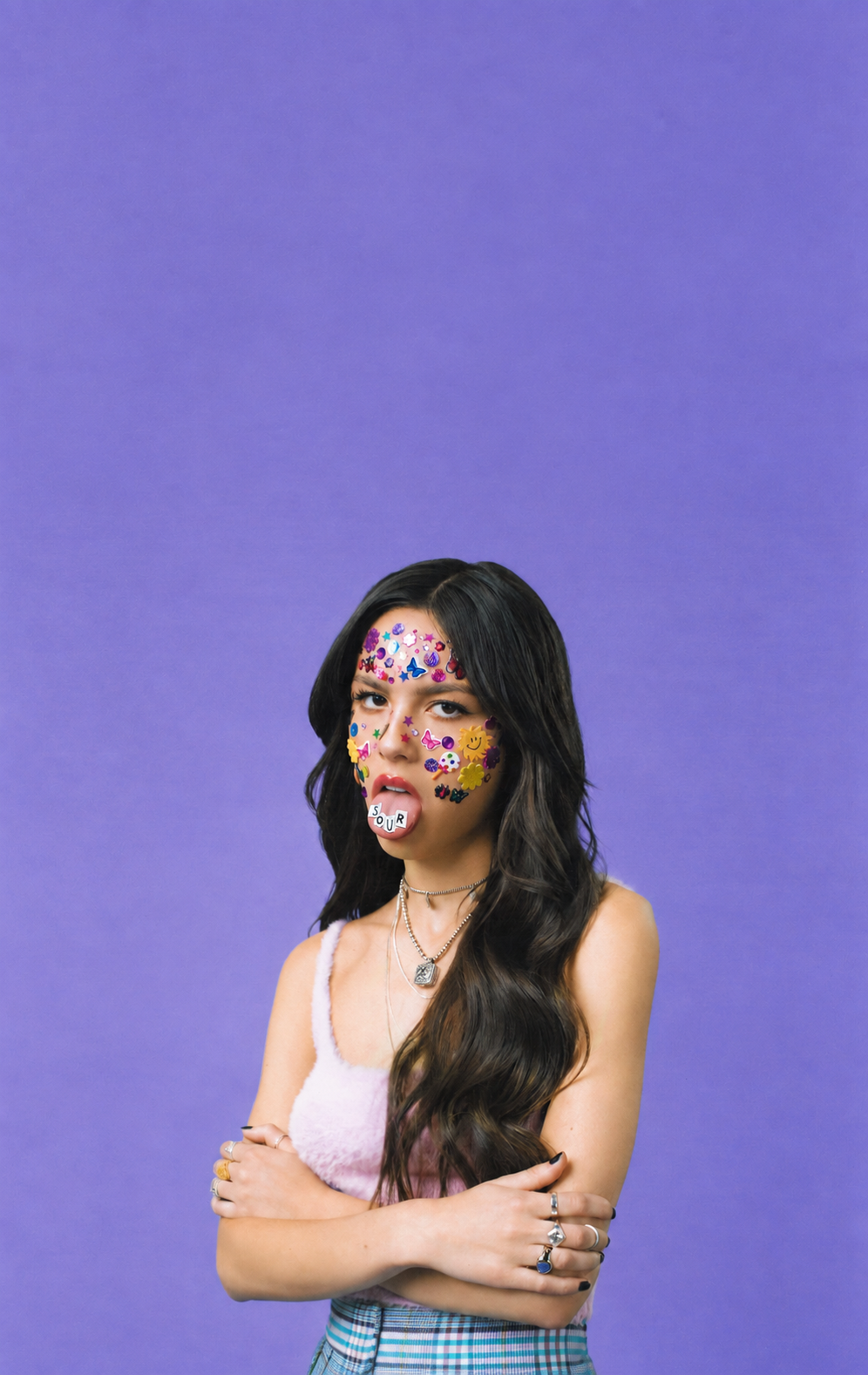 SOUR adaptado na vertical, com o retrato na parte inferior e mais espaço roxo no topo